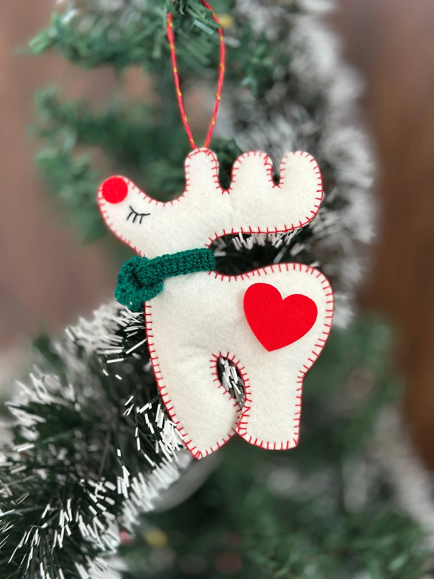Handmade Felt Reindeer with Woolen Muffler – Cozy Christmas Decoration for Festive Displays
