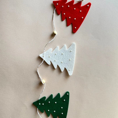 Felt Christmas Tree Garland – Red, Green & White Holiday Decoration with Wooden Beads